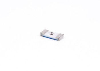 De hoge Toevloedstroom weerstaat de Pauzeoppervlakte van de Tijdvertraging opzet Chip Ceramic Fuses 12H1500D 32V 1206 Sb 5A